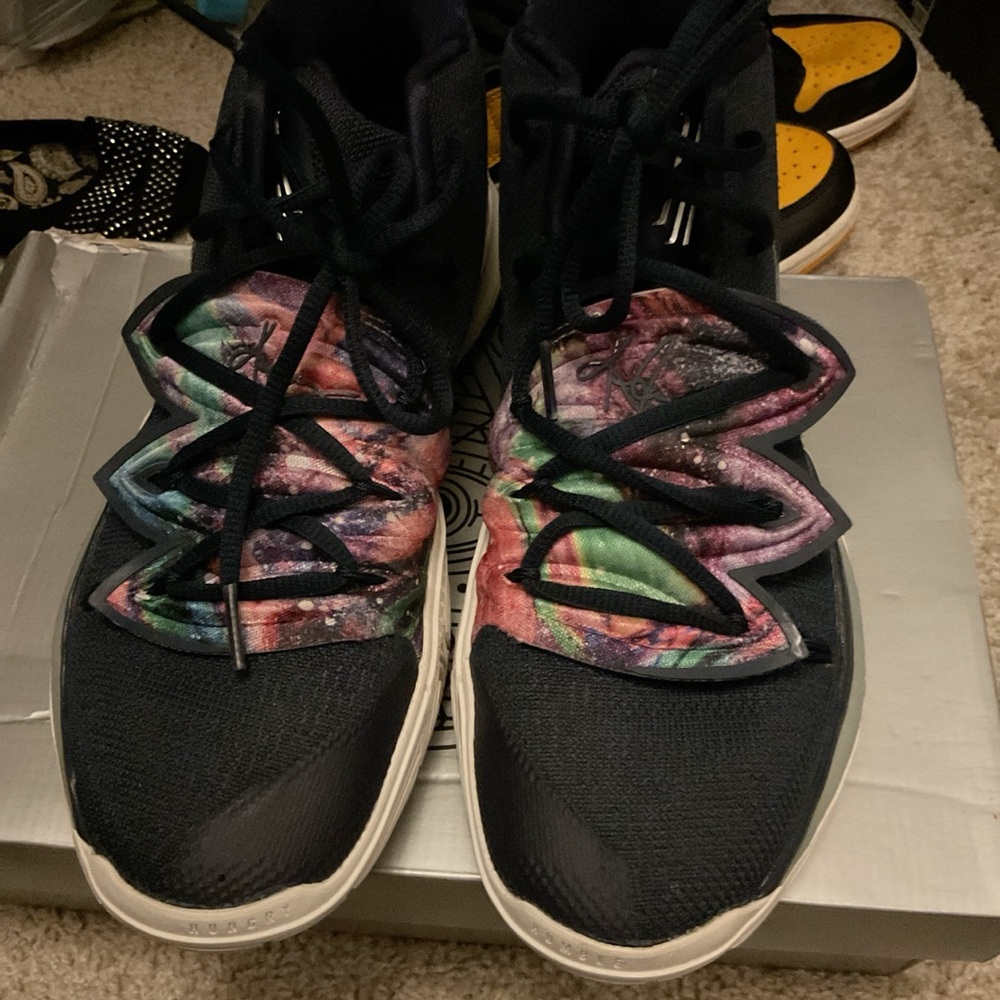 Nike Kylie basketball shoes brand new worn a few times on the bottom